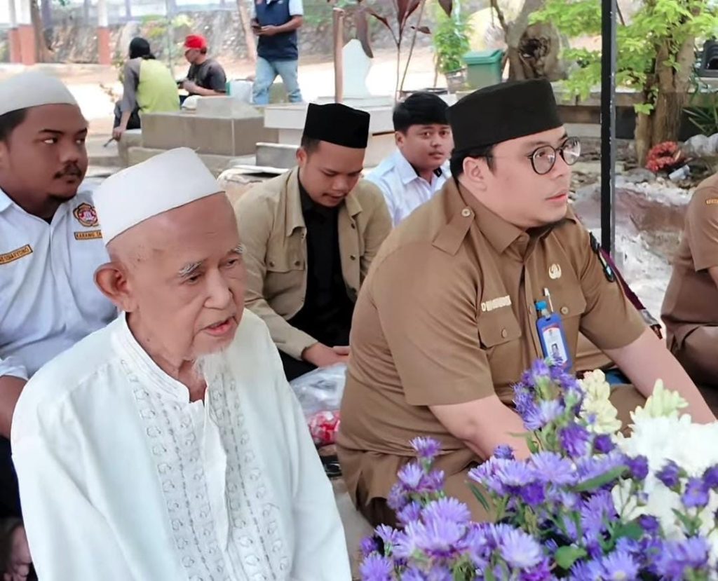 Foto di dalam ziarah ke makam mantan bupati tangerang