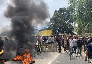 Lima Tahun Menanti, Warga Blokir Jembatan Pamarayan Gegara Bedolan Batal